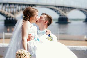 il sposa e sposo siamo fotografato su il sfondo di il ponte foto