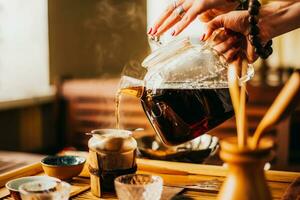 ragazza versa fresco verde tè nel caffè foto