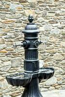 un' nero acqua Fontana con Due acqua ciotole su esso foto