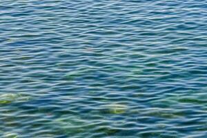 il superficie di il acqua è chiaro e blu foto