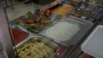 ristorazione buffet cibo interno nel Hotel ristorante con carne e verdure foto