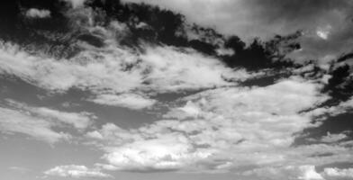 nero e bianca bellissimo cielo sfondo foto