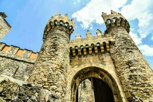 il Ingresso per un' castello con pietra muri e arcuato finestre foto