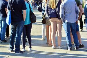 persone a piedi su grande città strada, sfocato movimento attraversamento astratto foto