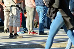 persone a piedi su grande città strada, sfocato movimento attraversamento astratto foto