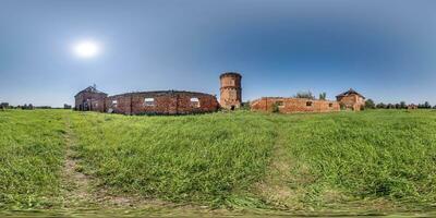 pieno senza soluzione di continuità sferico hdri 360 panorama dentro rovinato Torre e abbandonato annessi nel equirettangolare proiezione con zenit e nadir, pronto per vr virtuale la realtà soddisfare foto