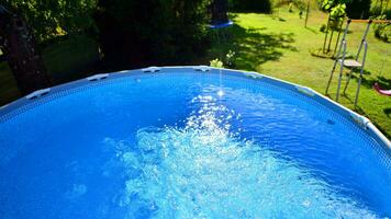 nuoto piscina con metallo telaio per casa e giardino. telaio nuoto piscina nel il cortile. giardino nel il sfondo. estate vacanza divertimento e ricreazione. foto