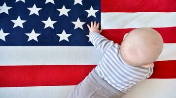 bambino su americano bandiera sfondo. figlio di America. foto