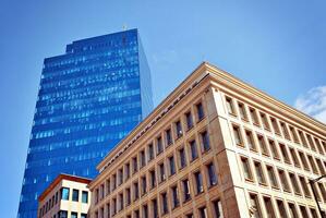 strutturale bicchiere parete riflettendo blu cielo. astratto moderno architettura frammento. foto