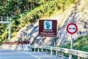 un' strada cartello quello dice urdaibai su il lato di un' montagna foto