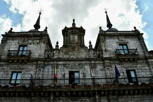 il edificio ha tre torri e un' balcone foto