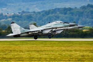 militare combattente Jet aereo a aria base. aeroporto e aeroporto. aria vigore volo operazione. aviazione e aereo. aria difesa. militare industria. volare e volare. foto