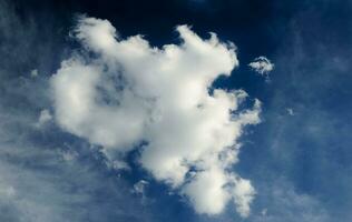 bianca nube nel in profondità blu cielo foto