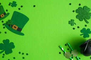 st. Patrick giorno celebrazione, festivo irlandesi vacanza con verde sfondo, concetto di trifoglio tradizione nel marzo Festival foto
