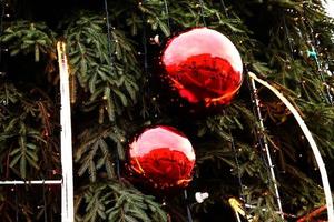 grande albero di natale decorazione di palline di vetro rosso con riflesso della piazza della città foto