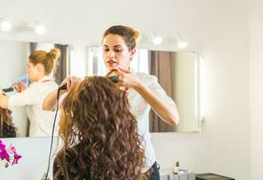 professionale parrucchiere messa in piega donna Riccio capelli. foto