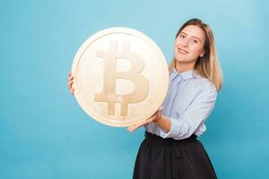 donna Tenere un' d'oro bitcoin. virtuale i soldi. foto