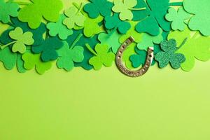 st. Patrick giorno celebrazione, festivo irlandesi vacanza con verde sfondo, concetto di trifoglio tradizione nel marzo Festival foto