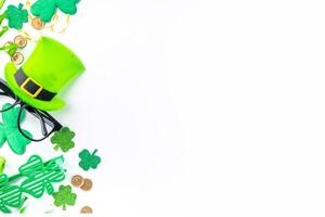 st. Patrick giorno celebrazione, festivo irlandesi vacanza con verde sfondo, concetto di trifoglio tradizione nel marzo Festival foto