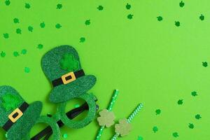 st. Patrick giorno celebrazione, festivo irlandesi vacanza con verde sfondo, concetto di trifoglio tradizione nel marzo Festival foto