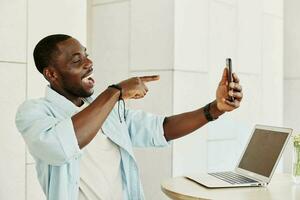 uomo africano adulto guardare Lavorando attività commerciale persona moderno il computer portatile tecnologia stile di vita ufficio foto