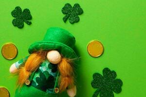 st. Patrick giorno celebrazione, festivo irlandesi vacanza con verde sfondo, concetto di trifoglio tradizione nel marzo Festival foto