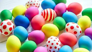 colorato Pasqua uova. vibrante, festivo vacanza decorazioni simboleggiante primavera celebrazione e tradizionale ornato disegni foto