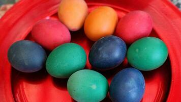 colorato Pasqua uova. vibrante, festivo vacanza decorazioni simboleggiante primavera celebrazione e tradizionale ornato disegni foto