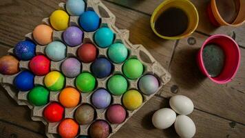 colorato Pasqua uova. vibrante, festivo vacanza decorazioni simboleggiante primavera celebrazione e tradizionale ornato disegni foto