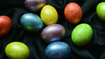 colorato Pasqua uova. vibrante, festivo vacanza decorazioni simboleggiante primavera celebrazione e tradizionale ornato disegni foto