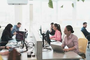 persone che lavorano in ufficio foto