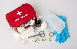 emergenza primo aiuto kit, medico emergenza forniture per Salute cura e sicurezza, isolato per salvare e trattamento supporto foto