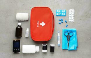 emergenza primo aiuto kit, medico emergenza forniture per Salute cura e sicurezza, concetto per salvare e trattamento supporto foto