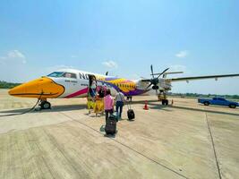 lampang città, th, 2022 - prospettiva Visualizza di piccolo elica aereo e turista camminare su il aereo di nok aria a il lampang aeroporto per bangkok. foto