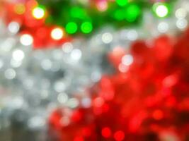 sfocato e bokeh rosso, verde e bianca riflessione di Natale decorato sfondo e sfondo. foto