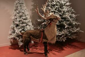 Natale decorazione renna su il sfondo di inverno Natale alberi foto