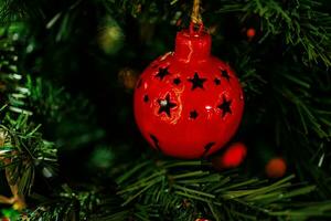 bellissimo Natale decorazioni palline su il Natale albero foto