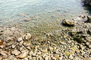 rocce e acqua nel il oceano foto