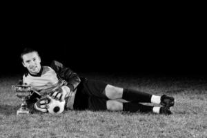 uomo che gioca a calcio foto