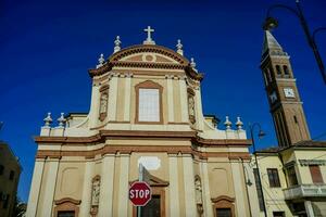 un' Chiesa con un' fermare cartello nel davanti di esso foto