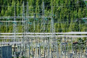 un' grande gruppo di energia Linee e torri foto