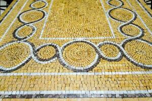 un' mosaico pavimento con un' circolare design su esso foto