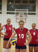 donne giocando pallavolo foto