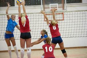 donne giocando pallavolo foto