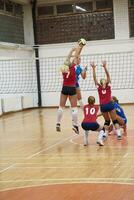 donne giocando pallavolo foto