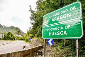 il strada cartello per il cittadina di Huesca foto