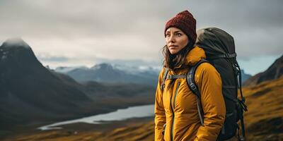 ai generato femmina ragazza donna escursionista puntamento natura all'aperto avventura Esplorare montagna paesaggio viaggio esplorazione motivazione. grafico arte foto