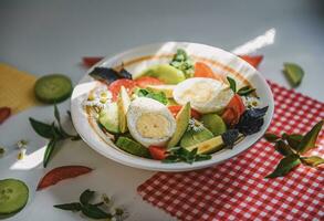 prima colazione con uovo e verdura insalata foto