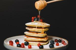 Pancakes con frutta e miele foto
