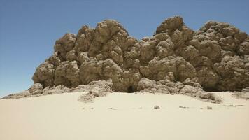 un' grande roccia formazione nel il mezzo di un' deserto foto